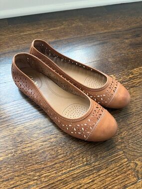 Clarks Cognac Leather Ballet Flats Women’s Size 7 Laser Cut Comfort Slip On